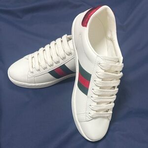 Gucci White Leather Low-Top Sneakers with Green and Red Stripe
